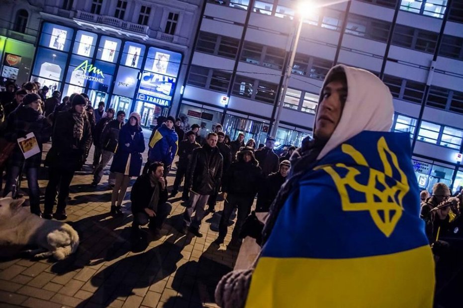 Demonstrující si přinesli ukrajinské vlasky a svíčky (autor: Monika Kovačičínová)