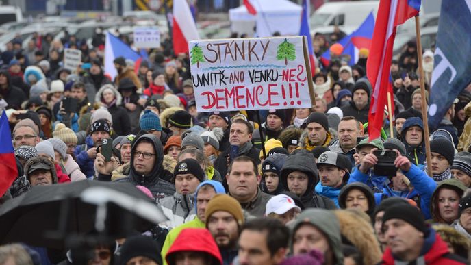 Demonstrace proti vládním proticovidovým nařízením i očkování na pražské Letné