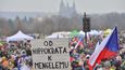 Demonstrace proti vládním proticovidovým nařízením i očkování na pražské Letné