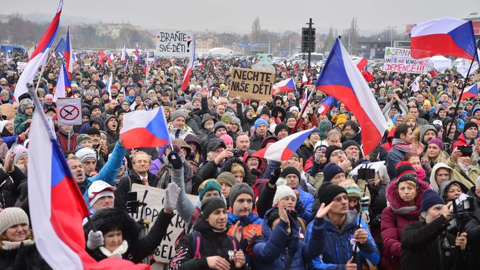 Demonstrace proti vládním proticovidovým nařízením i očkování na pražské Letné