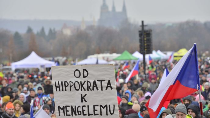 Demonstrace proti vládním proticovidovým nařízením i očkování na pražské Letné