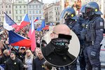 Lukáš V. dostal dva roky podmínku za to, že na říjnové demonstraci na Staroměstském náměstí trefil policistu do hlavy polenem.