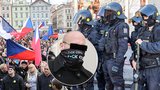 „Přijel, aby házel na policisty polena.“ Chuligán (35) za protirouškovou demonstraci nesmí dva roky do Prahy