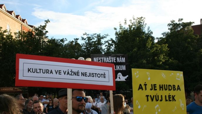 Na Staroměstském náměstí se v červenci uskutečnila demonstrace pořadatelů velkých hudebních akcí. Na Staroměstském náměstí se v červenci uskutečnila demonstrace pořadatelů velkých hudebních akcí.