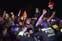 Výtržnosti v EU: Demonstranti zapalovali policejní auta!