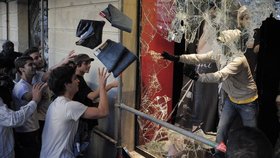 Stávkující ve Španělsku neváhali a vrhli se i na výkladní skříně