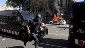 Policisté mají co dělat, aby demonstranty udrželi na uzdě