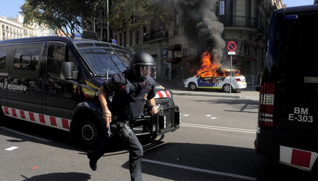 Policisté mají co dělat, aby demonstranty udrželi na uzdě