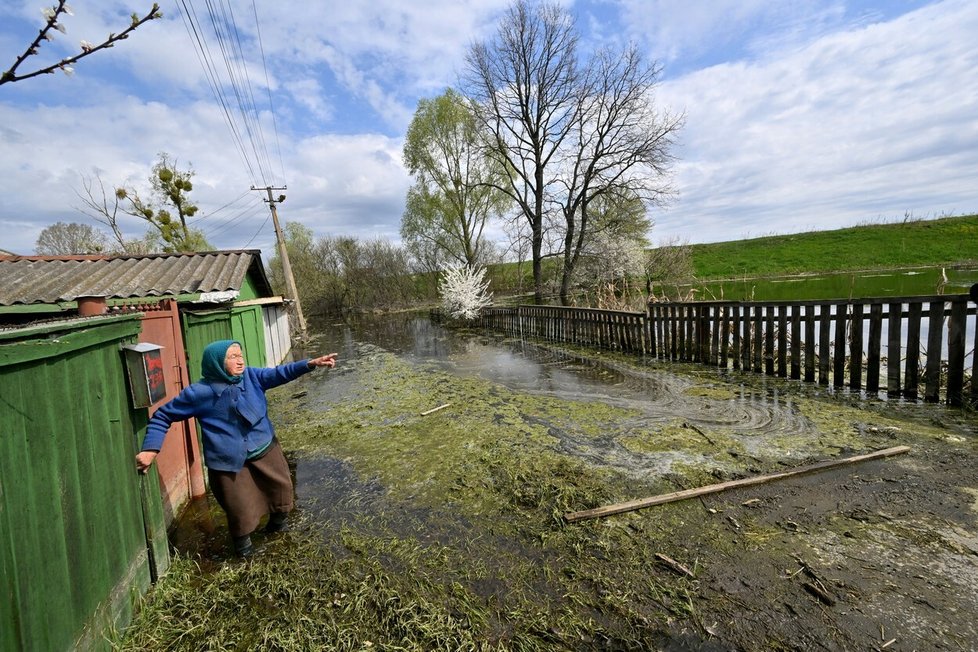 Ve vesnici Demydiv nedaleko Kyjeva zůstává zaplaveno vodou asi 50 domů vodou z přehrady, kterou na řece Irpiň odpálila ukrajinská armáda ve snaze zastavit ruskou invazi směrem na hlavní město.