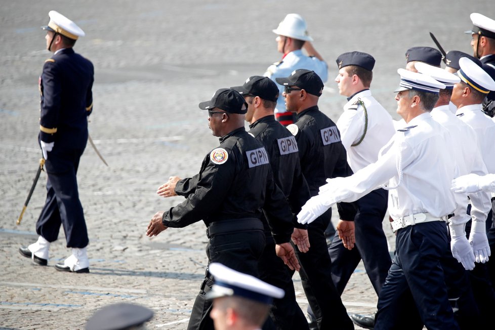 Jednotky francouzského policejního útvaru GIPN během oslav Dne Bastily v Paříži.