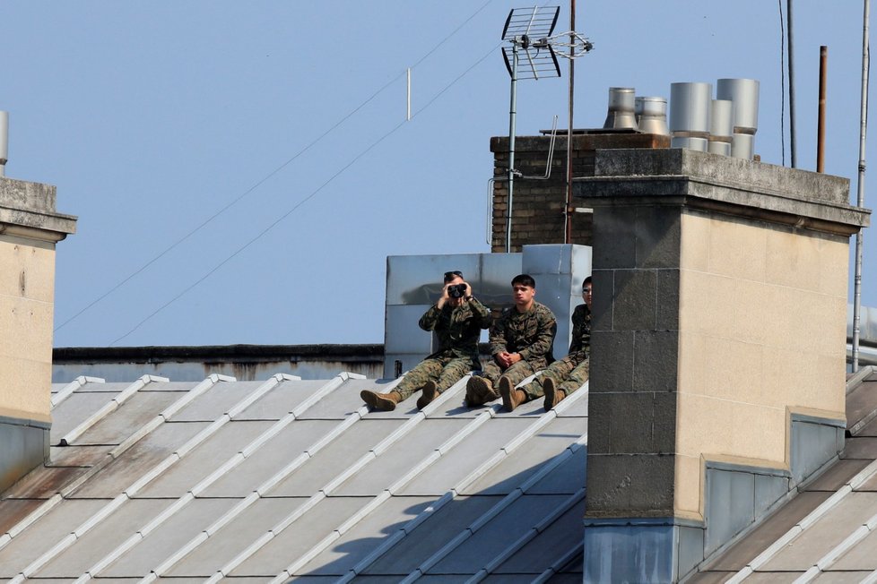 Celá přehlídka během oslav Dne Bastily byla pod důkladným dohledem. Událost střežili tisíce policistů i vojáků.