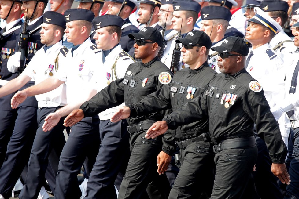 Jednotky francouzského policejního útvaru GIPN během oslav Dne Bastily v Paříži.