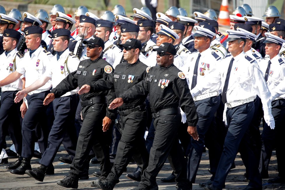 Jednotky francouzského policejního útvaru GIPN během oslav Dne Bastily v Paříži.