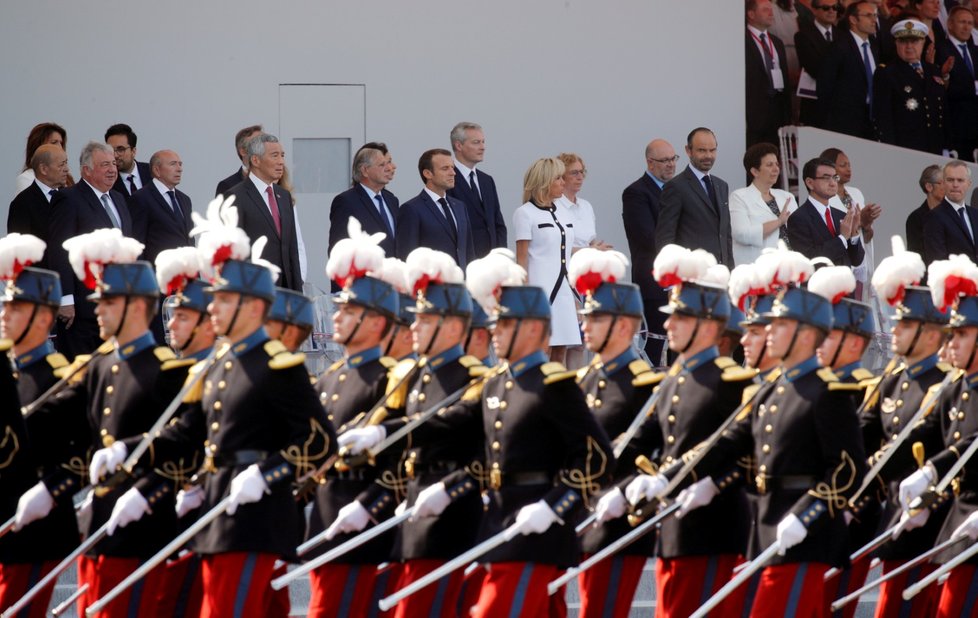 Prezident Francie Emmanuel Macron a jeho žena Brigitte Macronová na přehlídce při oslavách Dne Bastily.