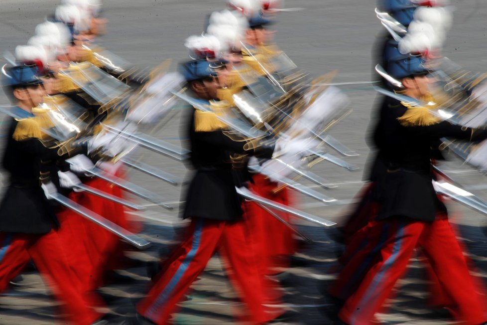 Kadeti vojenské akademie Saint Cyr pochodují na Champs, Elysees.