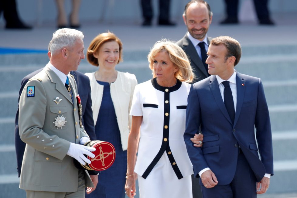 Prezident Francie Emmanuel Macron a jeho žena Brigitte Macronová s generálem Francois Lecointrem po přehlídce v Paříži.