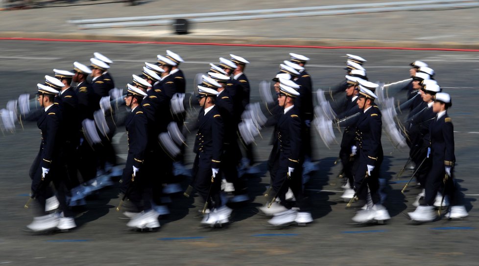 Studenti Ecole Navale pochodují na přehlídce při příležitosti Dne Bastily.