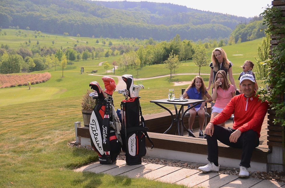 Na děti čeká v Žabovřeskách mnoho atrakcí – jízda v golfovém autíčku, skákací hrad, malování na obličej.