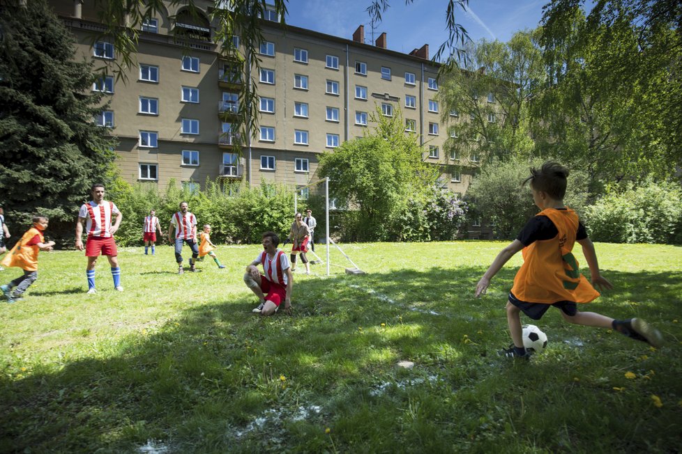 Tým Klapzubáků se utká proti divákům na zahradě divadla Polárka v Brně.