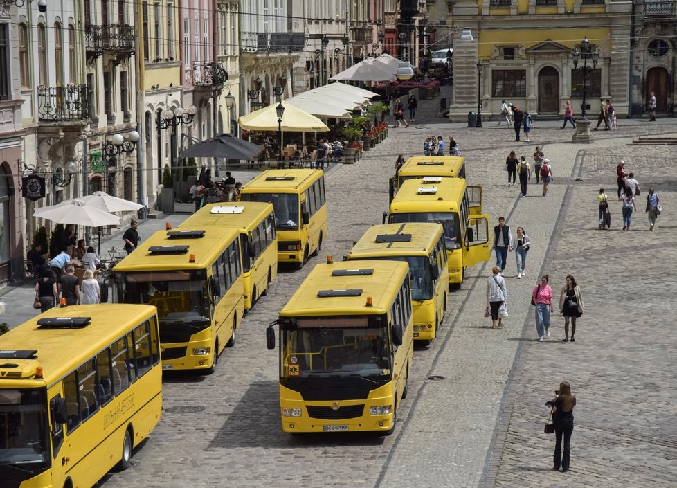 Den dětí ve Lvově: Prázdné školní autobusy připomínají zabité.