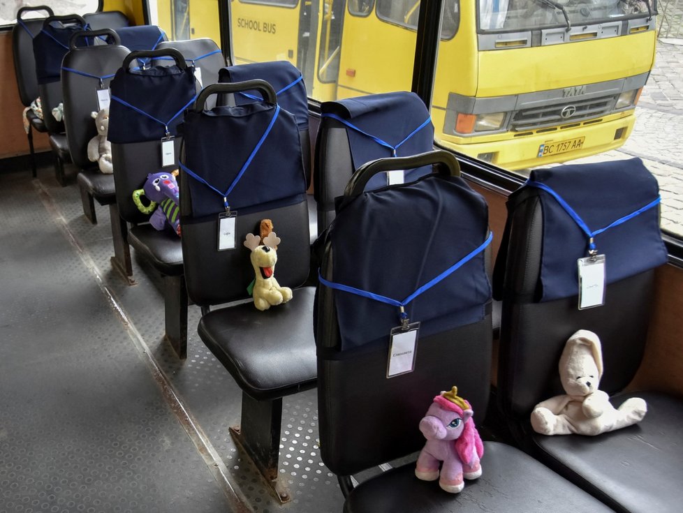Den dětí ve Lvově: Prázdné školní autobusy připomínají zabité.