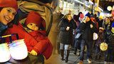Prahou prošel průvod s lampiony: Lidé vyjadřovali solidaritu s nemocnými dětmi