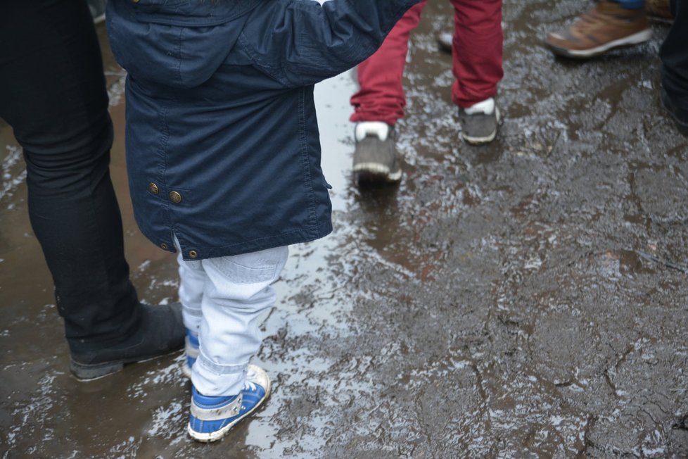 Brodění v bahně dětem nevadilo.