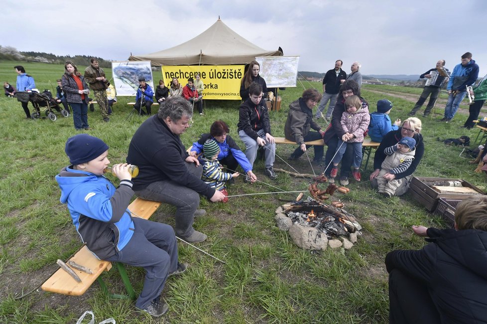 V rámci Dne proti úložišti se konal jako protest proti průzkumům pro hlubinné úložiště radioaktivního odpadu v lokalitě Horka takzvaný hvězdicový pochod z Hodova, Rudíkova, Budišova a Náramče na Třebíčsku