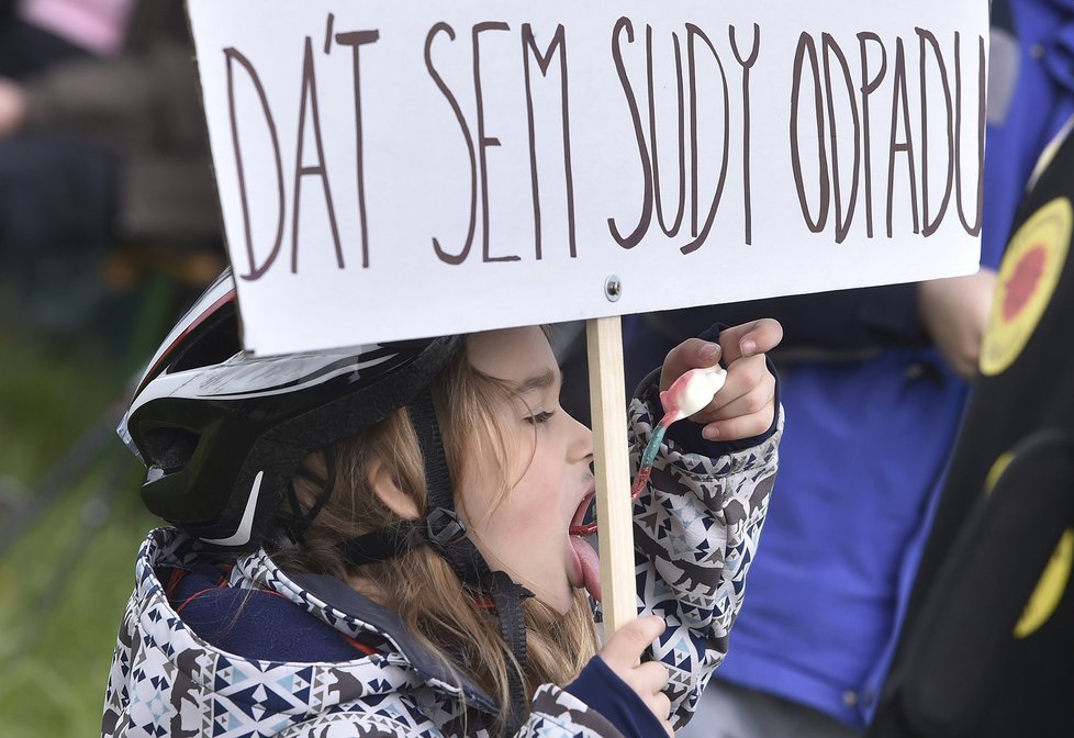 V rámci Dne proti úložišti se konal jako protest proti průzkumům pro hlubinné úložiště radioaktivního odpadu v lokalitě Horka takzvaný hvězdicový pochod z Hodova, Rudíkova, Budišova a Náramče na Třebíčsku