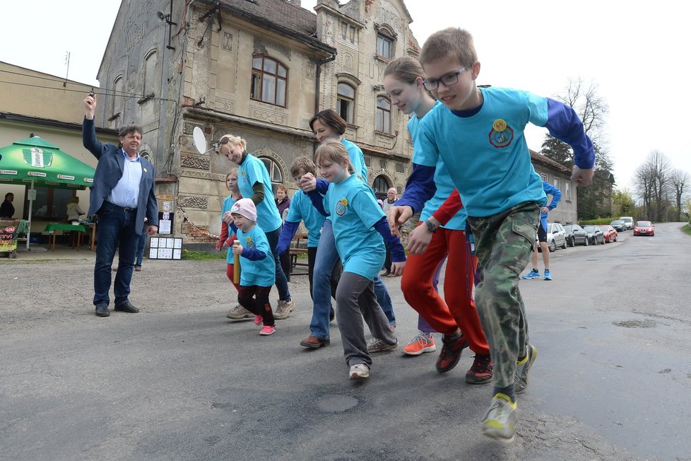 V rámci Dne proti úložišti se konal jako protest proti průzkumům pro hlubinné úložiště radioaktivního odpadu v lokalitě Horka takzvaný hvězdicový pochod z Hodova, Rudíkova, Budišova a Náramče na Třebíčsku