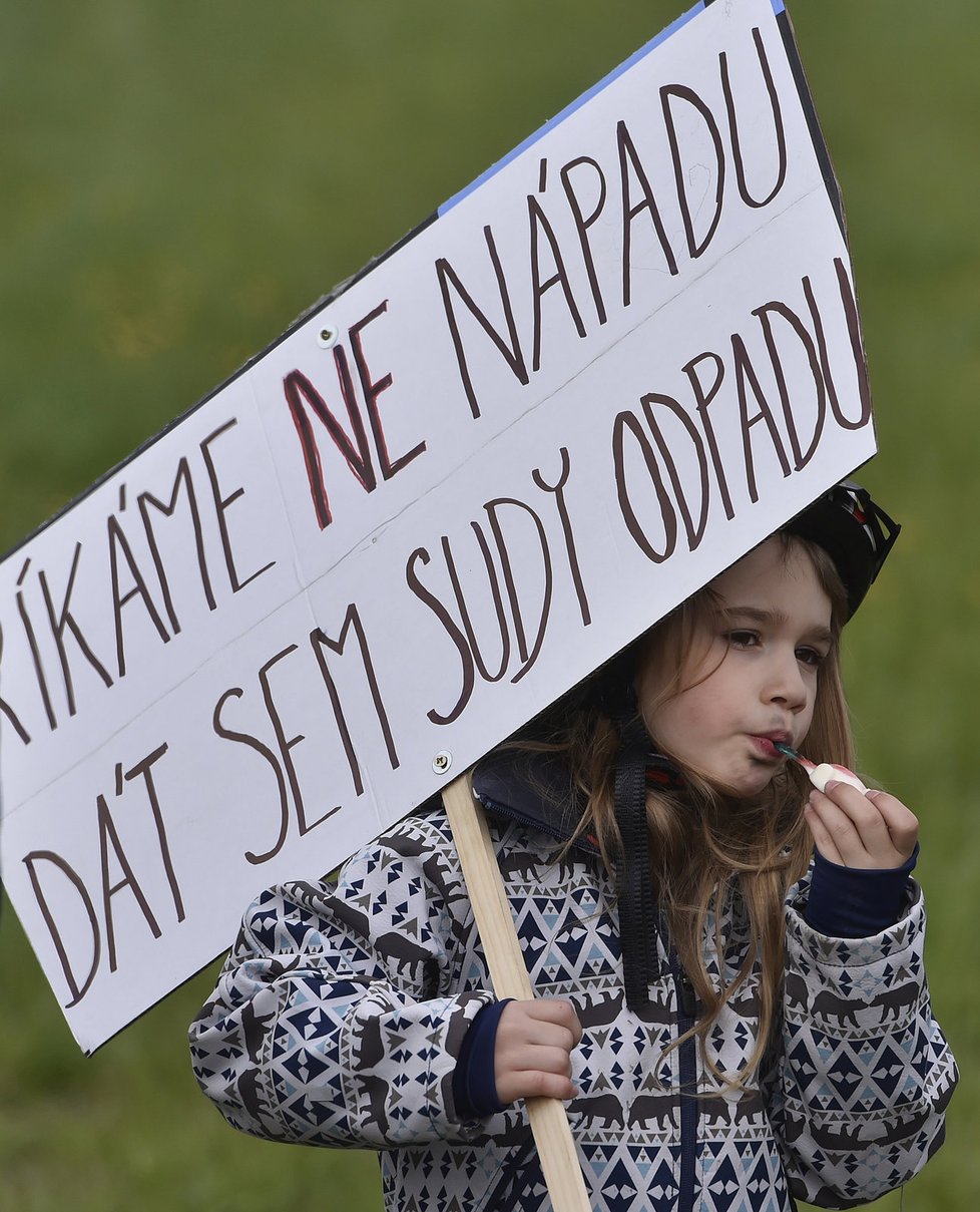 V rámci Dne proti úložišti se konal jako protest proti průzkumům pro hlubinné úložiště radioaktivního odpadu v lokalitě Horka takzvaný hvězdicový pochod z Hodova, Rudíkova, Budišova a Náramče na Třebíčsku