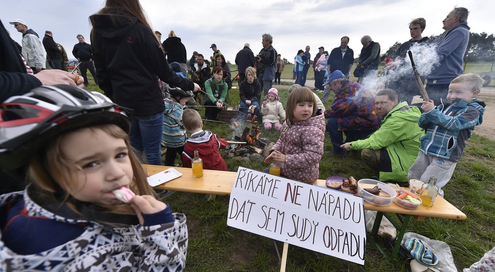 V rámci Dne proti úložišti se konal jako protest proti průzkumům pro hlubinné úložiště radioaktivního odpadu v lokalitě Horka takzvaný hvězdicový pochod z Hodova, Rudíkova, Budišova a Náramče na Třebíčsku