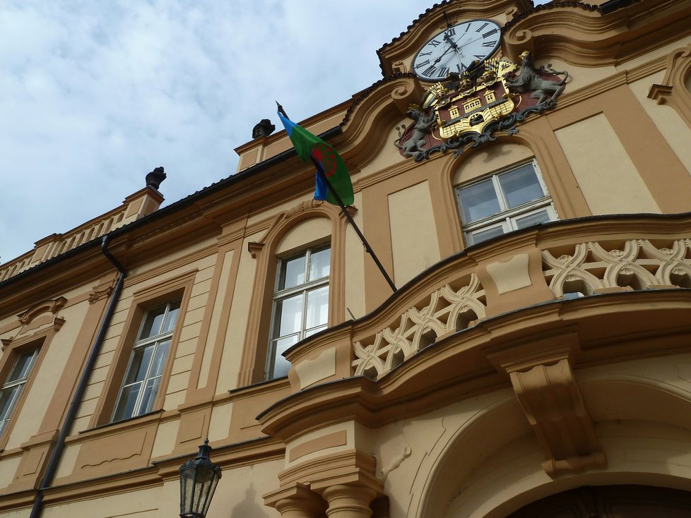 Romská vlajka zavlála také na Libeňském zámku.