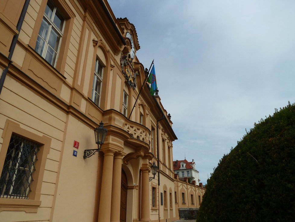 Romská vlajka zavlála také na Libeňském zámku.