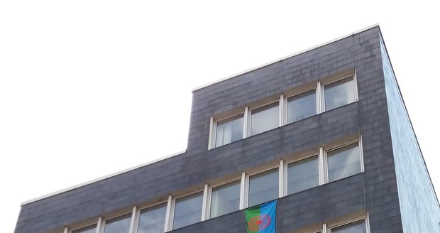 Praha 7 musela romskou vlajku vyvěsit na budovu budoucí radnice, na stávající jí to zakázali.