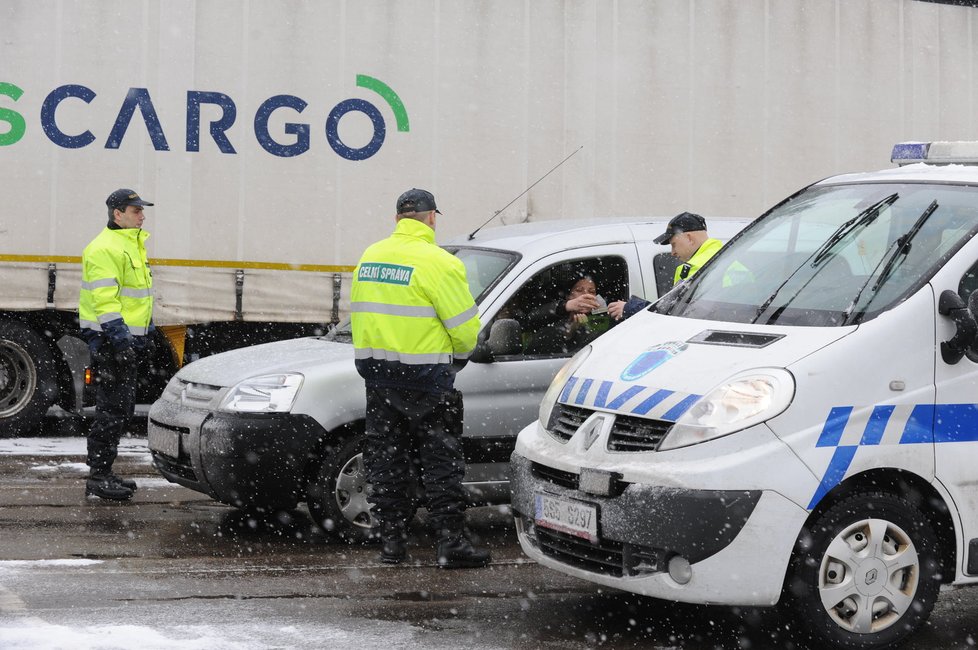 Dokud má kontrolovaný vůz spuštěný motor, stojí členové celní hlídky po stranách auta. To kdyby řidič nečekaně vyrazil kupředu