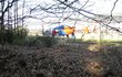 Na kraji lesa přistává i vrtulník, ale práce záchranářů tentokrát úspěch neslaví. Muže se ani přes veškeré úsilí nepodařilo přivést k životu.