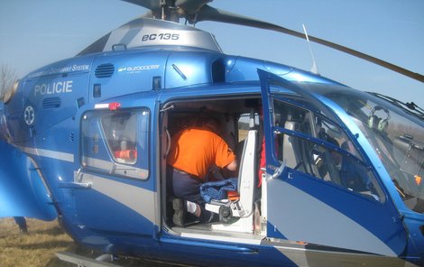 Zraněného důchodce transportoval do nemonice vrtulník. (Ilustrační foto)