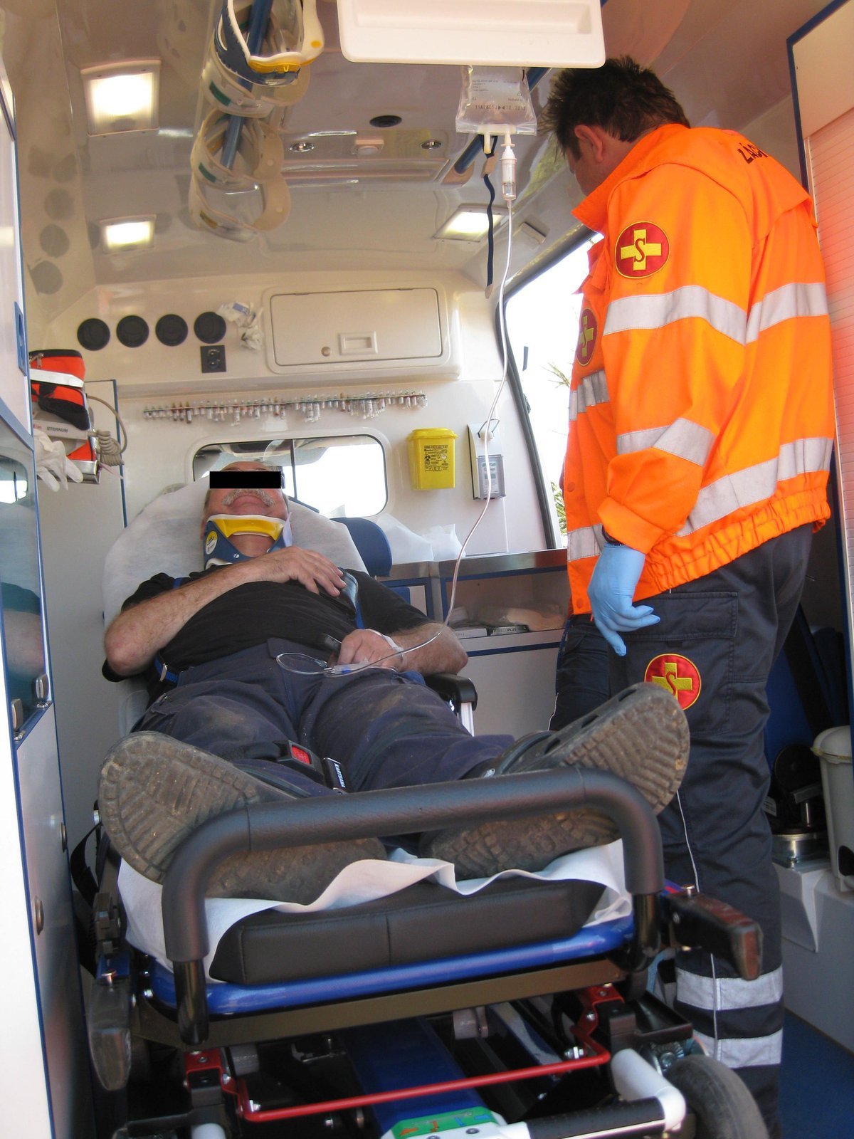 Zatímco se vrtulník vrací na základnu, vůz RZP odváží pacienta do nejbližší nemocnice.