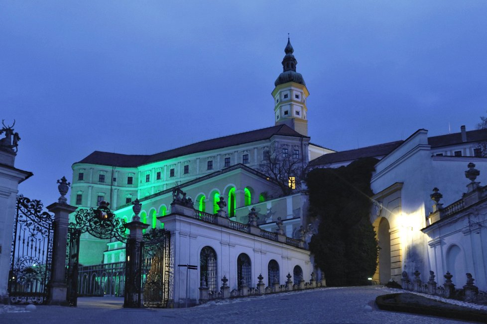 Na počest svatého Patrika mikulovský zámek v sobotu večer k údivu návštěvníků města zezelenal.