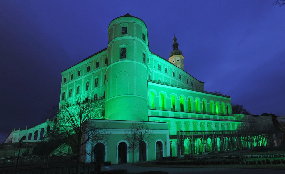K osvětlení zámku byly použity speciální zelené filtry i zelená LED světla. Zajímavý pohled si mohli návštěvníci města vychutnat až do nedělního rána.