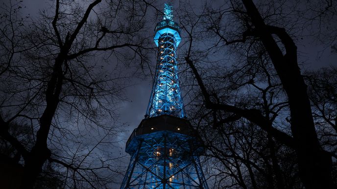 Pražský magistrát nechal nasvítit Petřínskou rozhlednu modrou barvou. (20. listopad 2024) Pražský magistrát nechal nasvítit Petřínskou rozhlednu modrou barvou. (20. listopad 2024)