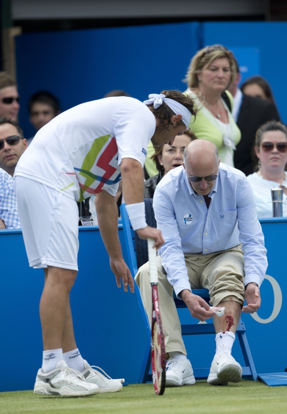 Argentinský tenista David Nalbandian ve vzteku omylem zranil čárového sudího.