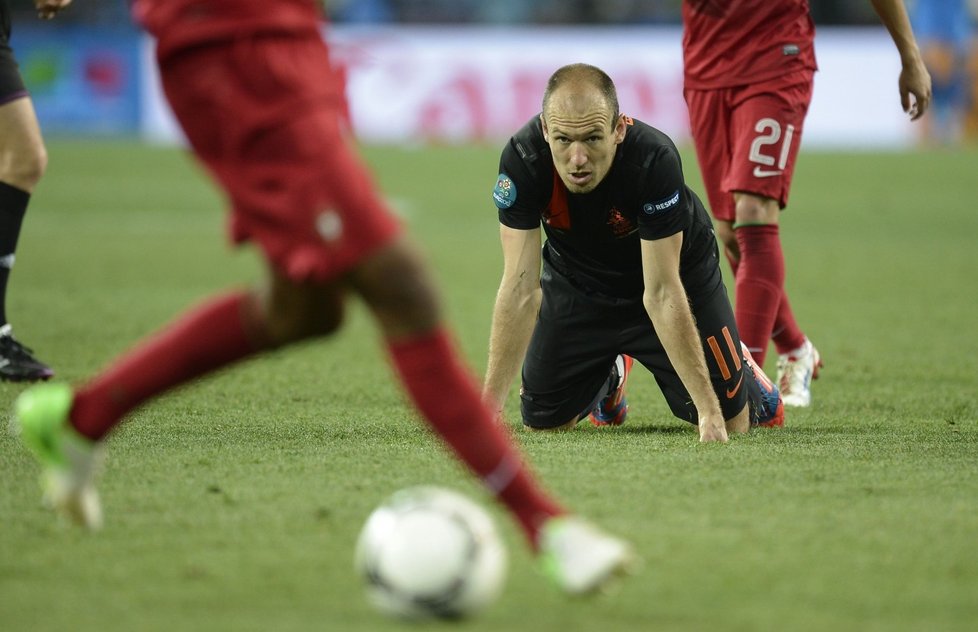V zápase Portugalska s Nizozemskem se šel záložník Oranjes Arjen Robben do kolen. Nizozemci na turnaji skončili bez zisku jediného bodu