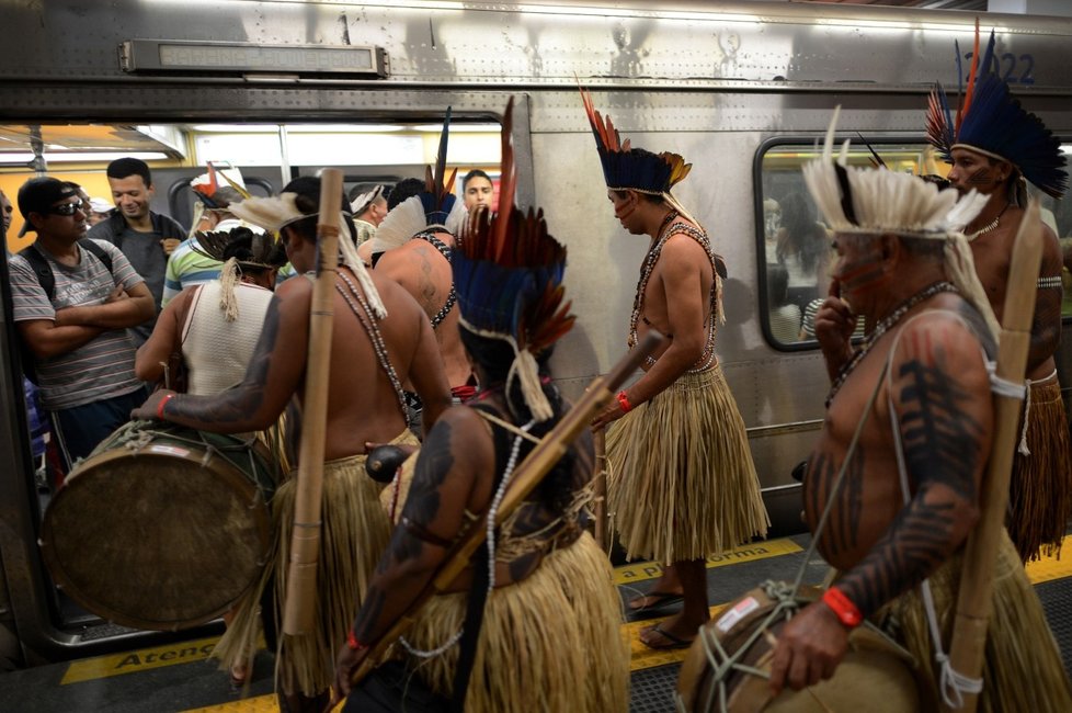 Brazilští domorodci v Riu de Janeiru vyděsili cestující metra.