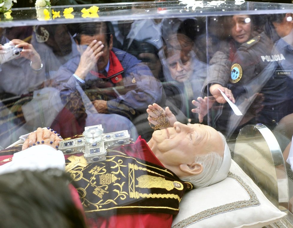 Tělo papeže Jana Pavla II. bylo vystaveno v Mexiku, podívat se něj přišli poutníci z celé střední Ameriky