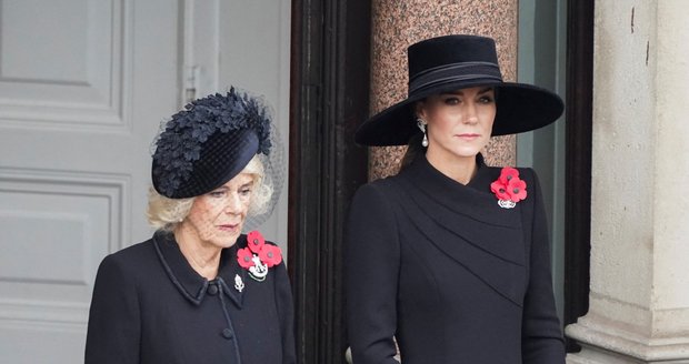 Den válečných veteránů - Camilla a Kate na balkoně