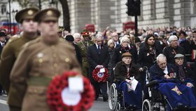 V mnoha zemích světa včetně Velké Británie se slavil Den veteránů, připomínka těch, kteří nasazovali své životy za svobodu.