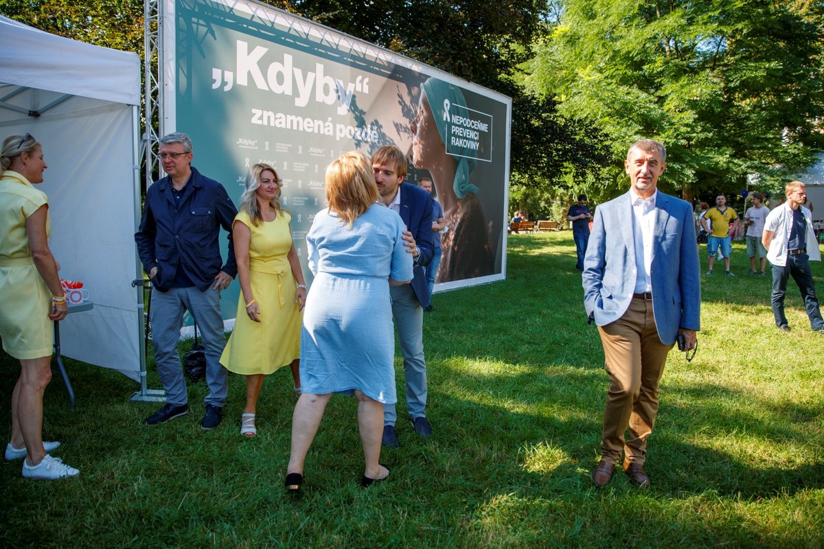 Ministr zdravotnictví Adam Vojtěch se zdraví s ministryní financí Alenou Schillerovou (oba za ANO), vpravo premiér Andrej Babiš (ANO) na pražském Karlově náměstí během třetího ročníku akce Den zdraví (31. 7. 2021)