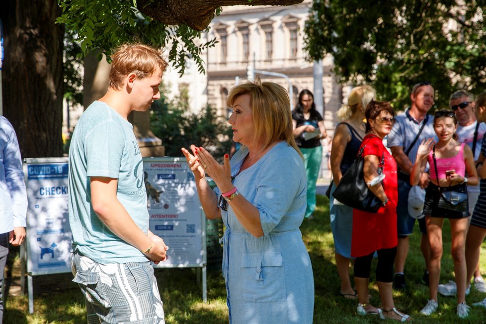 Ministryně financí Alena Schillerová (za ANO) na pražském Karlově náměstí během třetího ročníku akce Den zdraví (31. 7. 2021)